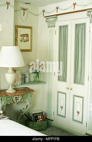 Chambre traditionnelle avec boiseries peintes, Garland, construit dans une armoire, et en haut du tableau. Banque D'Images