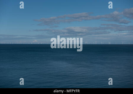 Vue sur mer depuis le grand orme aux éoliennes au loin. Conwy. Pays de Galles