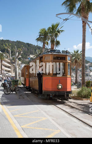 Port de Soller, Majorque, Espagne. Avril 2018. Vintage tram en centre-ville de Port Soller. Banque D'Images