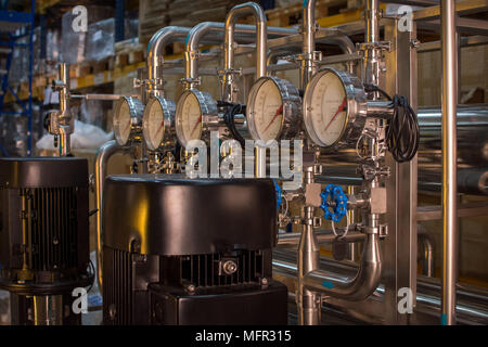 Installation d'équipements de technologie pharmaceutique pour la préparation de l'eau, de nettoyage et de traitement à la pharmacie centrale. Banque D'Images