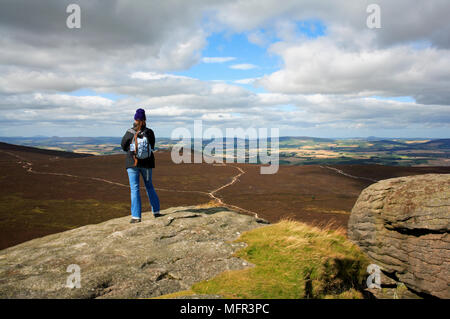 Hillwalker admirant une vue lointaine du sommet du Mither Tap, Bennachie, Aberdeenshire, Ecosse. Banque D'Images