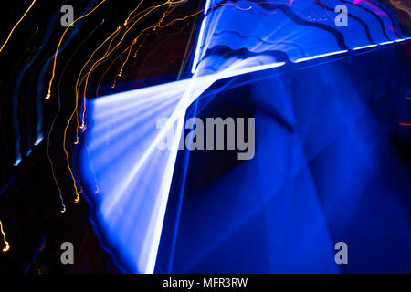 Résumé de néons de nuit ressemble à Sabre de lumière. Banque D'Images