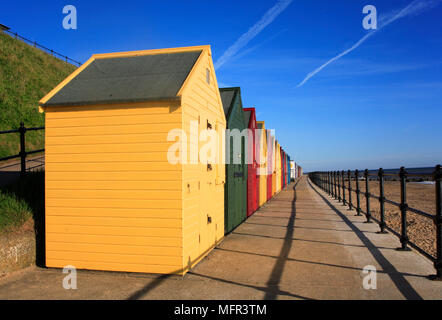 Une rangée de cabines colorées sur la promenade de Mundesley, Norfolk. Banque D'Images