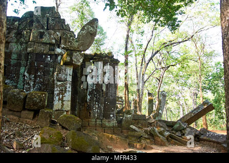 Prasat Beng, répertorié comme Prasat D, est un petit temple avec une entrée impressionnante ensemble de bâtiments en pierre au lieu de la brique commune constructions. Banque D'Images