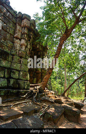 Les monuments les plus proches de Koh Ker's temple principal complexe de Prasat Thom a cinq temples isolés appartenant au groupe nord-est. Chacun d'eux elle Banque D'Images