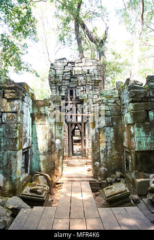 Koh Ker est situé entre les pentes sud de la des Monts Dangrek, les montagnes du Kulen (Phnom Kulen) dans le sud-ouest et la montagne de Tbeng ( Banque D'Images