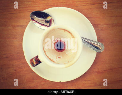 La tasse de café vide sur la table de bois avec filtre rétro Banque D'Images
