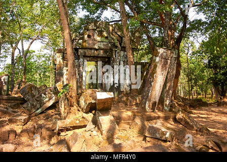 Prasat Beng, répertorié comme Prasat D, est un petit temple avec une entrée impressionnante ensemble de bâtiments en pierre au lieu de la brique commune constructions. Banque D'Images