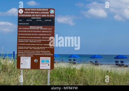 S'éloigner pour le week-end ou des vacances prolongées dans la belle Del Ray Beach, en Floride. Une rue principale animée compte de nombreux restaurants et magasins Banque D'Images