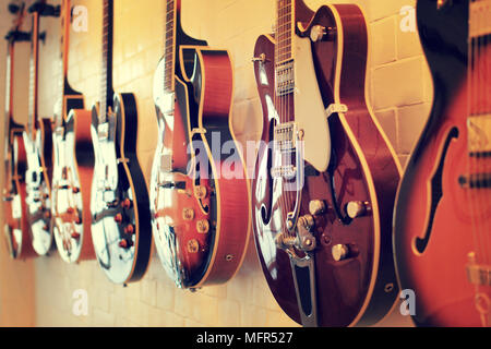 Guitares électriques alignés sur le mur Banque D'Images