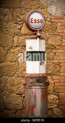 Pompe à essence Esso désaffectées en dehors d'une ancienne ferme en Toscane, Italie. Banque D'Images