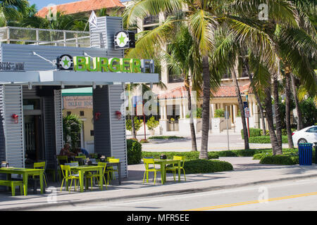 S'éloigner pour le week-end ou des vacances prolongées dans la belle Del Ray Beach, en Floride. Une rue principale animée compte de nombreux restaurants et magasins Banque D'Images