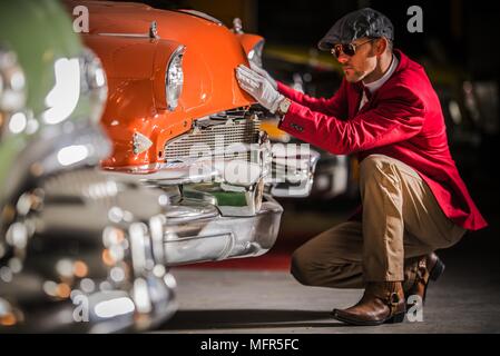 Les hommes en détail sur le véhicule. American Classic Car l'instruction. Banque D'Images