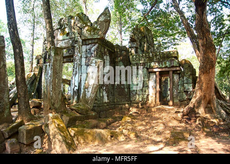 Prasat Beng, répertorié comme Prasat D, est un petit temple avec une entrée impressionnante ensemble de bâtiments en pierre au lieu de la brique commune constructions. Banque D'Images