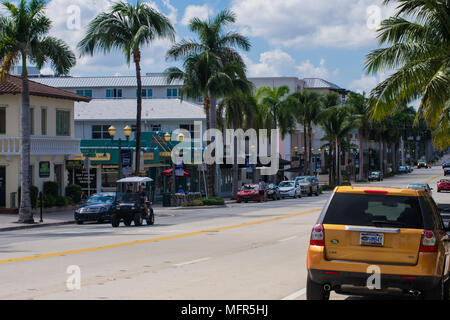 S'éloigner pour le week-end ou des vacances prolongées dans la belle Del Ray Beach, en Floride. Une rue principale animée compte de nombreux restaurants et magasins Banque D'Images