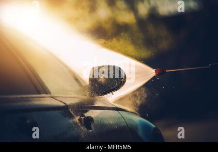 Processus de lavage de voiture photo gros plan Concept. La pression de l'eau haute détaillées de nettoyage de corps de voiture Banque D'Images