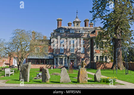 Wallsworth Hall, maison de la nature dans l'art un musée et galerie d'art dédié à l'art inspiré par la nature ; The Little Thatch, Gloucester, Royaume-Uni Banque D'Images