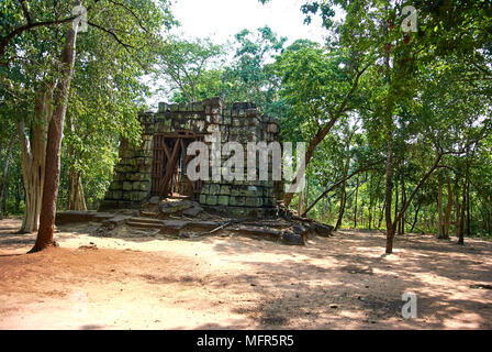 Les monuments les plus proches de Koh Ker's temple principal complexe de Prasat Thom a cinq temples isolés appartenant au groupe nord-est. Chacun d'eux elle Banque D'Images