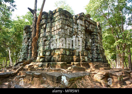 Les monuments les plus proches de Koh Ker's temple principal complexe de Prasat Thom a cinq temples isolés appartenant au groupe nord-est. Chacun d'eux elle Banque D'Images