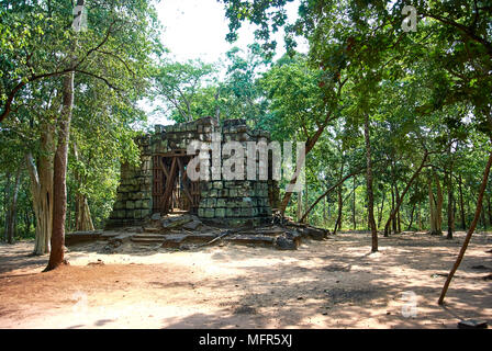 Les monuments les plus proches de Koh Ker's temple principal complexe de Prasat Thom a cinq temples isolés appartenant au groupe nord-est. Chacun d'eux elle Banque D'Images