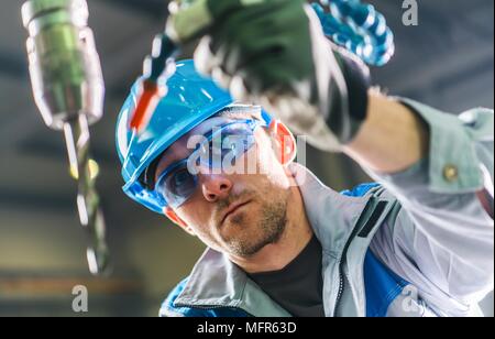 Technicien de forage au travail. Thème de la métallurgie. Gros Gros plan forets Banque D'Images