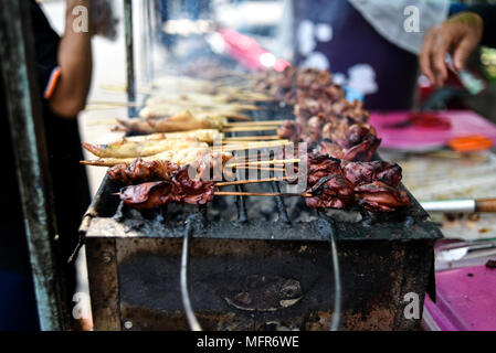 L'alimentation de rue en Thaïlande. Des collations de viande vendus sur la rue en Thaïlande. Banque D'Images