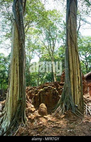 Koh Ker est situé entre les pentes sud de la des Monts Dangrek, les montagnes du Kulen (Phnom Kulen) dans le sud-ouest et la montagne de Tbeng ( Banque D'Images