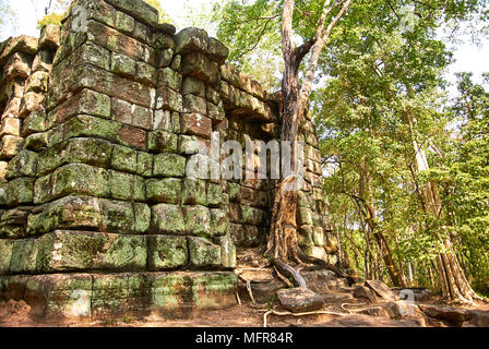 Les monuments les plus proches de Koh Ker's temple principal complexe de Prasat Thom a cinq temples isolés appartenant au groupe nord-est. Chacun d'eux elle Banque D'Images