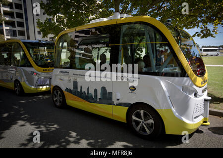 Deux navettes bus Intellibus l'objet d'un test de conduite dans les rues de Perth en Australie occidentale. Banque D'Images