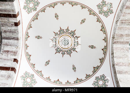 Fresques peintes sur le plafond dans un temple musulman en Turquie. Banque D'Images