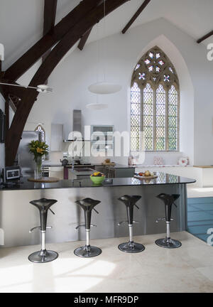 Tabourets De Bar au bar de petit-déjeuner dans la cuisine contemporaine spacieuse église convertie en Banque D'Images