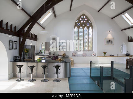 Tabourets De Bar au bar de petit-déjeuner dans la cuisine contemporaine spacieuse église convertie en Banque D'Images