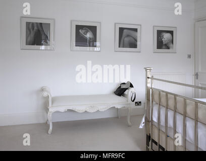 Les photographies en noir et blanc affichées au-dessus de la banquette dans la chambre blanche Banque D'Images