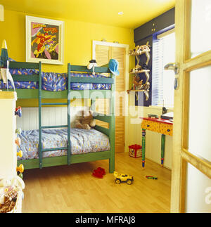 Lits superposés dans la chambre à coucher de childrens jaune vif Banque D'Images