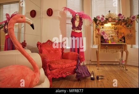 Chambre bohème avec mannequin habillé à côté de la chaire rouge Banque D'Images