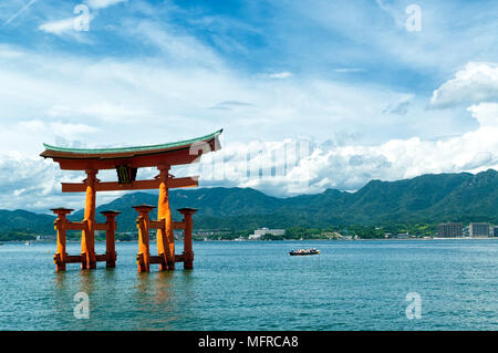 Vue sur le torii (porte) du sanctuaire d'Itsukushima à marée haute flottant dans l'eau de l'île de Miyajima, Hiroshima Prefecture, Japan. Site de l'Unesco Banque D'Images