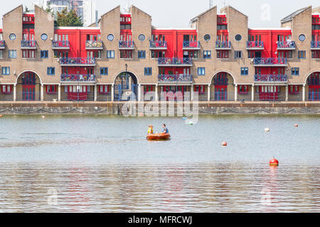 Londres, Royaume-Uni - 04 mai 2018 - Bassin de Shadwell fournit un espace pour les sports nautiques et d'activités aventureuses avec appartements à quai dans l'arrière-plan Banque D'Images