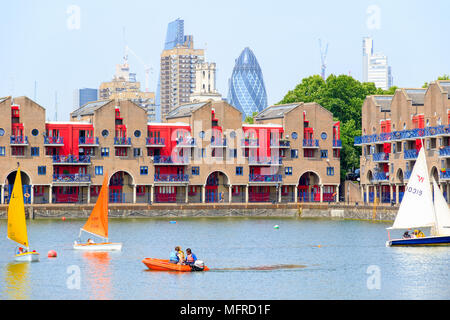 Londres, Royaume-Uni - 04 mai 2018 - Bassin de Shadwell fournit un espace pour les sports nautiques et d'activités aventureuses avec appartements à quai et le Gherkin dans la Banque D'Images