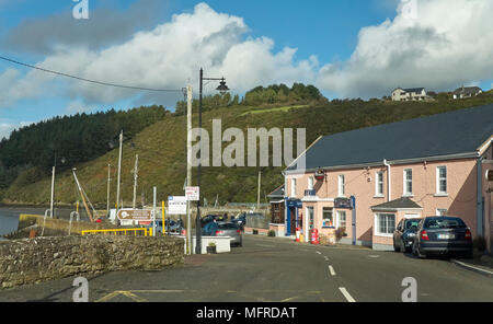 Au traversier gratuit pour l'Estuaire de Waterford à Ballyhack, près de la pittoresque, avec de Duncannon Magasin Rose ouvert aux affaires. Le comté de Wexford, Irlande. Banque D'Images