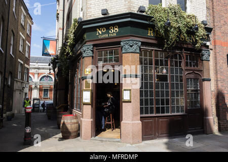 Le soleil levant, un Samuel Smith's public house sur tissu, juste, Smithfield, Londres, EC1, UK Banque D'Images