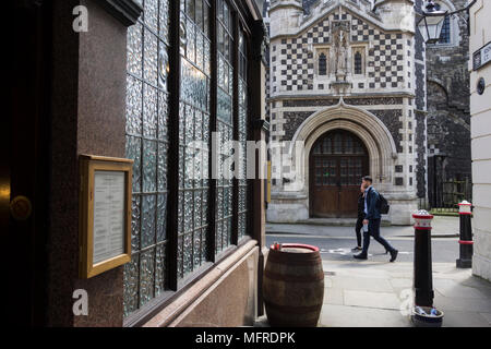 Le Soleil Levant public house, avec l'église de St Barthélemy le grand, juste sur un tissu, Smithfield, Londres, EC1, UK Banque D'Images