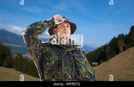 Jeune soldat en uniforme militaire en plein air Banque D'Images