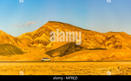 Autoroute Téhéran - Isfahan en Iran, montagnes Karkas Banque D'Images