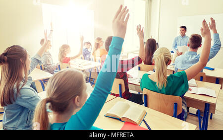 Groupe d'élèves du secondaire et des enseignants Banque D'Images