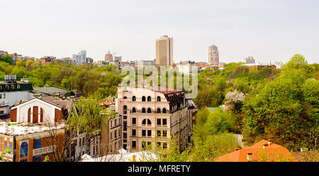 Descente Andriyivskyy Andrew's Descent) est une descente historique reliant la ville haute de Kiev et le quartier commercial historique voisin Podil Banque D'Images