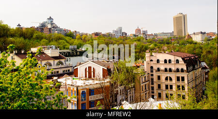 Descente Andriyivskyy Andrew's Descent) est une descente historique reliant la ville haute de Kiev et le quartier commercial historique voisin Podil Banque D'Images