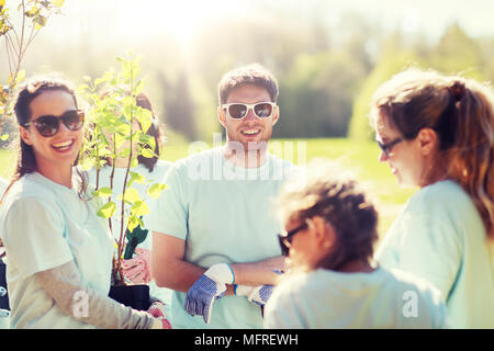 Groupe de volontaires à la plantation d'arbres dans la région de park Banque D'Images