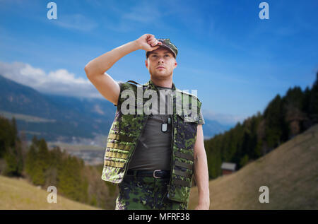Soldat en uniforme militaire en plein air Banque D'Images