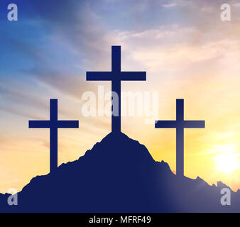 Silhouettes des trois croix sur la colline du Calvaire Banque D'Images