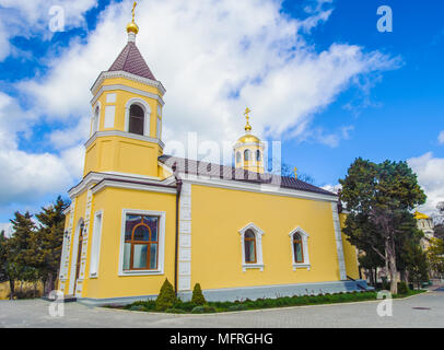 Église orthodoxe en face de ciel bleu Banque D'Images